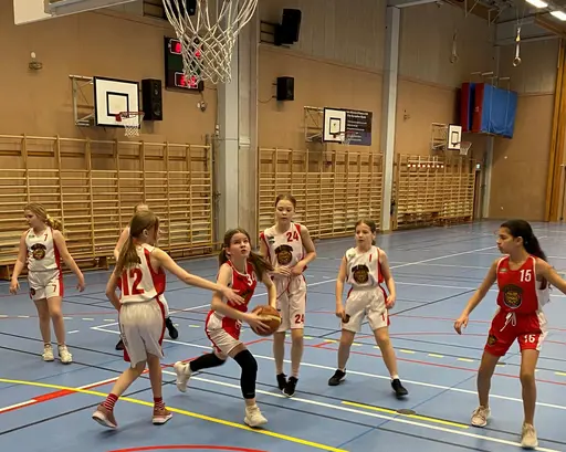 Tanken var att vi skulle spela 2 matcher mot F09 men tyvärr kom deras spelare bara till 1