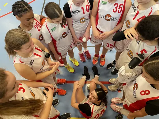 Tjejerna sjunger för Melissa som precis spelat sin första match i Vibytröjan