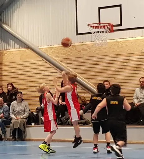 Gustav gör en layup och Felix skjuter