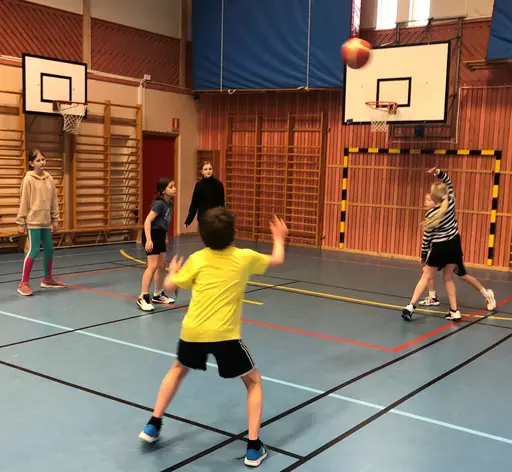 8-10 glada F10-tjejer med ett gäng P10 tränade dagligen under  påsklovet. Fikaavslutning!