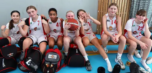 Supertjejerna bärgar ännu en vinst och tar sig till semifinal!