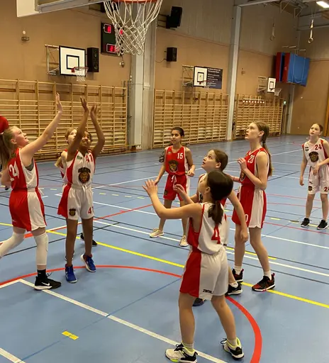 Tanken var att vi skulle spela 2 matcher mot F09 men tyvärr kom deras spelare bara till 1