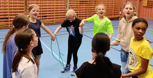 Vända matta, knuten, "rockringen", hoppet och pinnen!