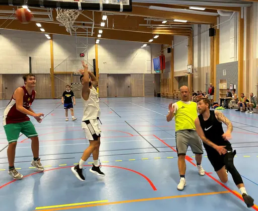 Full fart och väldigt rolig basket i Edsbergshallen!
