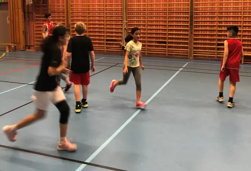 8-10 glada F10-tjejer med ett gäng P10 tränade dagligen under  påsklovet. Fikaavslutning!