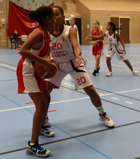 Intensivt i gamla Rotebrohallen mot Täby! (Foto: Veronica Wännman och Carina Höglund)