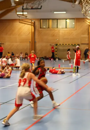 Supertjejerna stormar fram och gör mål mot Duvbo i Rissnehallen