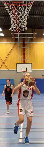 Härlig basket i Häggvikshallen och sång för Tyra