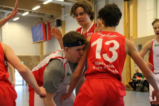 Adam får en "hyfsat omild" behandling av Djursholm (mars 2018)