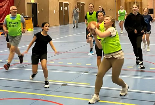 Intensivt i den traditionella matchen mot föräldrarna!