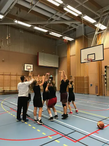1/11-2018: Under veckan har ett glatt gäng hängt i hallen och taggat upp inför Telge. Morgonträningar med Marco och Elliot samt kvällsträningar som vanligt, ett riktigt härligt lov med massa basket!