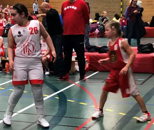 Enorm längdskillnad mot Duvbos "fyrtorn" (F09) - men våra supertjejer kämpade ner dem ändå! 