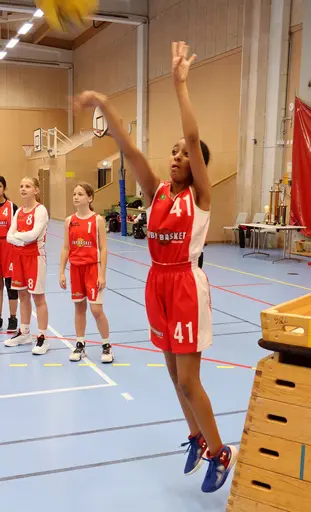 Finalisterna i skyttet! Aishani (vinnare), Tyra, Lisa o Elin M