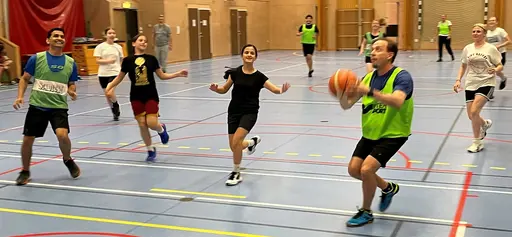 Intensivt i den traditionella matchen mot föräldrarna!