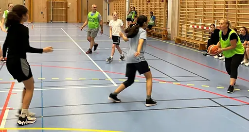 Intensivt i den traditionella matchen mot föräldrarna!