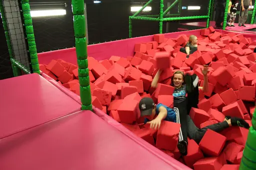 Glada P02-grabbar hoppar flera timmar i trampolinparken i Rotebro!