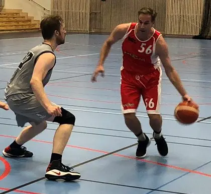 David omringad, Marcus skjuter, födelsedags"barnet" Fredrik i attack!