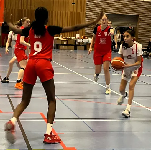 USM-omgång 3 för F09 på hemmaplan. Supertjejerna spelade fantastisk basket inför storpublik och vann mot Malbas men föll mot Högsbo o Södertälje.