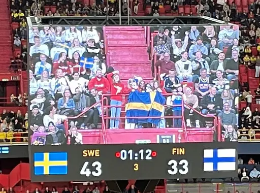 Supertjejerna hejar på Sverige (som vann!) bland 10 200 åskådare varav 310 från Viby! F10 kom även på storbild 😊