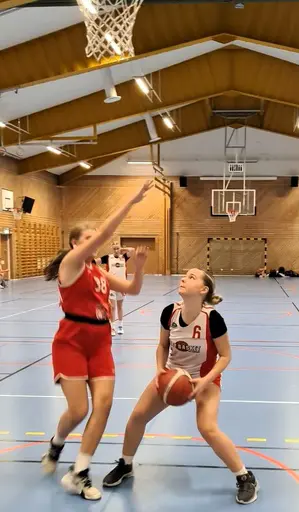 Röda laget efter segern mot Frysen U15 Nivå 1 och Vita in action mot Duvbo i U15 Nivå 2
