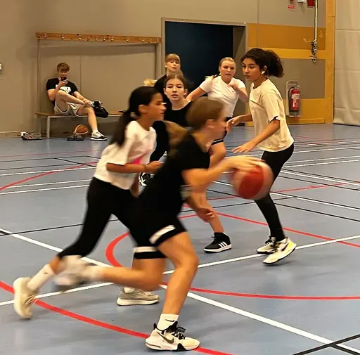 Tjejerna sjunger för Freja, bollning och coola moves med Calle, spel samt lite dunkshow.