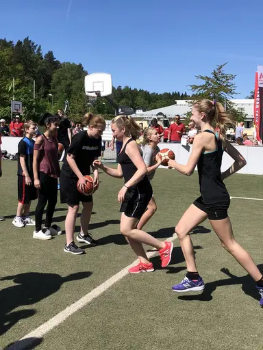 19/5-2018: Klubbens gemensamma säsongsavslutning i form av Streebasket blev för F04 väldigt lyckat både basketmässigt men också vattenkrigsmässigt!