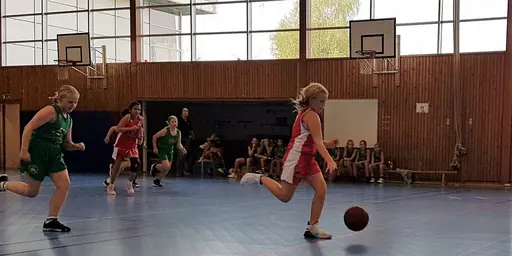 Intensivt för supertjejerna i Sollentuna Sporthall mot Alvik! (foto: Magdalena Olofsson)