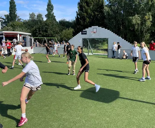 Supertjejerna spelar 3 mot 3 i sommarsolen på Vibyplanen!