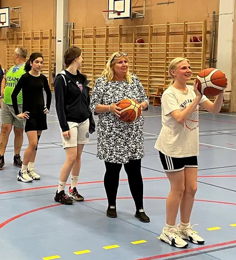 Lisa & Carina, Engla & Helene, Elin & Daniel, Selma & Peder+Steffi, Olivia & Veronica samt Nevena & Jasmina, Emma & Martin, Arushi & Farazee, Amanda & Sofia samt finalisterna Nellie & Freja