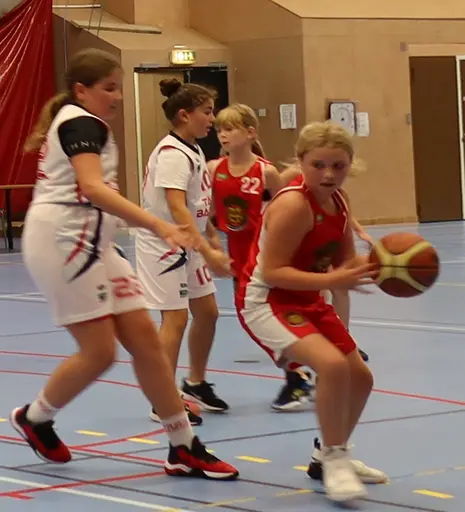 Emma snurrar bort en Täbyspelare