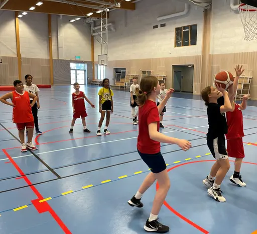 Sportlovsträningar tillsammans med P10: stress, fight, dunkträning, frisbee, baseball och mycket annat under en rolig vecka