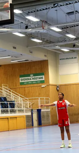 Supertjejerna spelar bländade basket mot Byn (från Luleå), Tureberg, Arvika och Skuru!