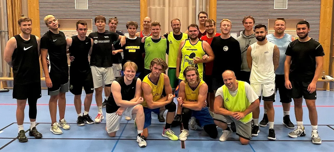 Herr4 (ljusa ställ) mot Herr2 (mörka ställ) efter en superrolig match i Edsbergshallen