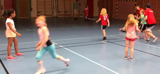Glada F10-tjejer i olika avslutslekar! Många stafetter o lekar samt fika!