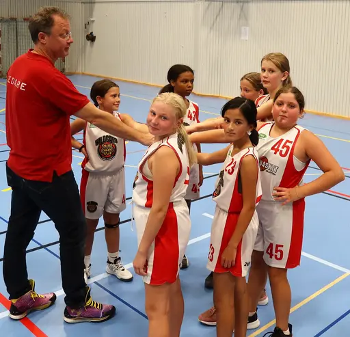 Supertjejerna möter 6 olika Blackelag i Tappströmshallen på Ekerö