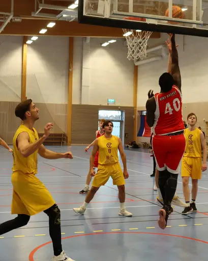 Mike snurrar upp sin gubbe helt o lägger i 2 p (mot Central i April 22)