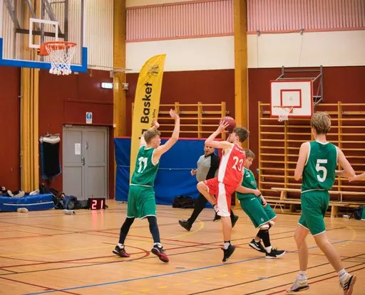 En tuff match med hårda tag, många fouls och utvisningar för Motala