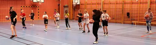 Dans, föräldramatch, fika, straffkasttävling och passningstävling