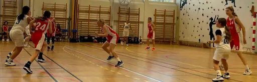 Vita laget springer ifrån Spånga i Spångahallen