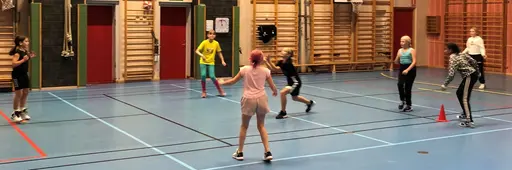 Brännboll som uppvärmning! F10s långkastarmästarinna: Louise!
