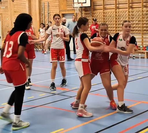 Röda laget efter segern mot Frysen U15 Nivå 1 och Vita in action mot Duvbo i U15 Nivå 2