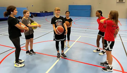 Tjejerna sjunger för Freja, bollning och coola moves med Calle, spel samt lite dunkshow.