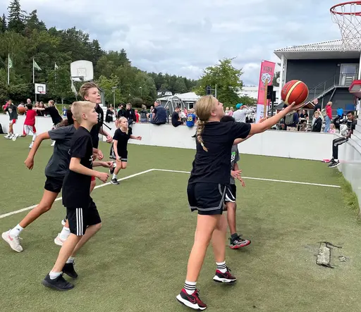 Den traditionella uppstarten i Augusti med Streetbasket (totalt +130 spelare o 60 ledare!) Fika och dopp i poolen efteråt