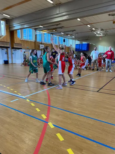 Hela laget samlat efter sista matchen, fokuserat försvar i första matchen, tack för första matchen, taktiksnack på bänken