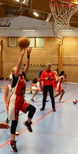 Supertjejerna stormar fram och gör mål mot Duvbo i Rissnehallen