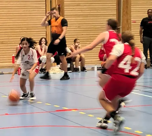 Vita laget - Guldtjejerna - in action mot Duvbo i finalen i Sigtuna i semin!