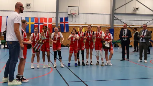 Mr Lampe himself delar ut klassens MVP till Hasti (F10 Open) och till Emma (F09 Open). MVP-priset. Player of the Game, Guldmedalj och Guldpokal (1 av 2 😎)