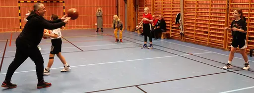 Dans, föräldramatch, fika, straffkasttävling och passningstävling