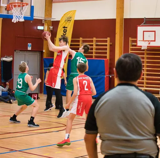 En tuff match med hårda tag, många fouls och utvisningar för Motala