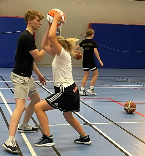 Tjejerna sjunger för Freja, bollning och coola moves med Calle, spel samt lite dunkshow.